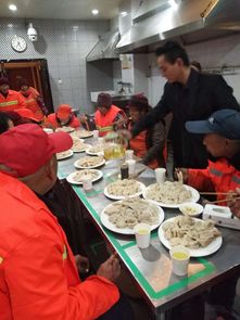 冬至溫情暖龍城 濮陽餐飲商家免費(fèi)宴請環(huán)衛(wèi)工